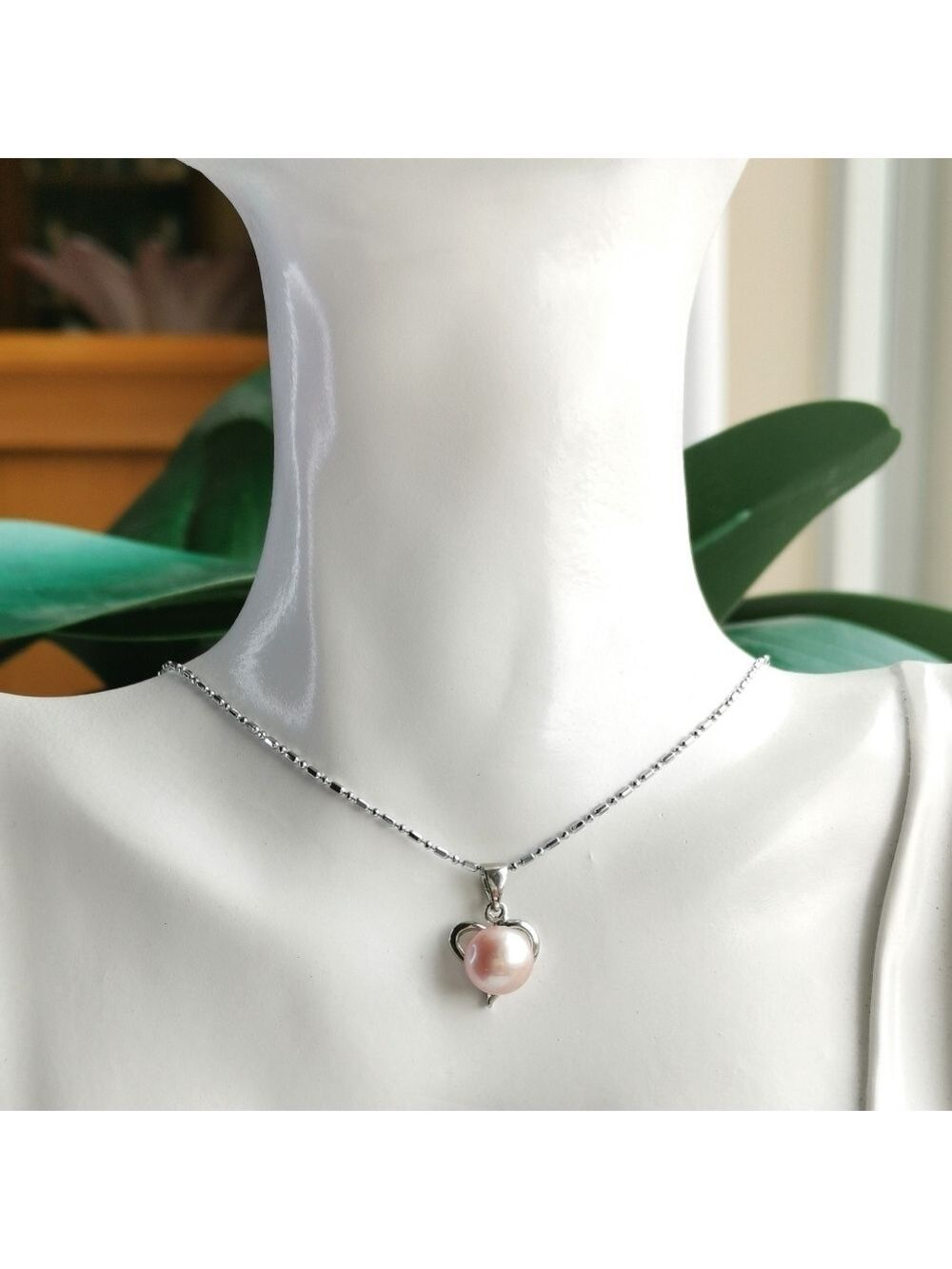 Blush pink pearl pendant necklace in heart shaped setting 🆕